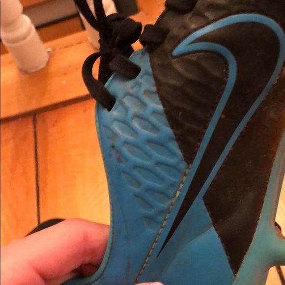 Black and blue nike soccer cleats - Picture 4 of 8